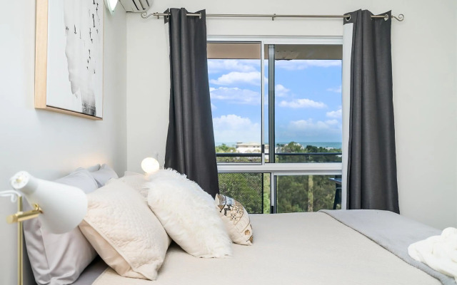 Huge CBD Top Floor Apartment with Breath Taking Views!