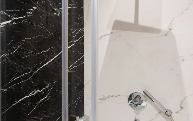 Kolonaki Chic Minimalist Studio-Athens
