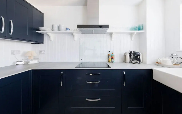 Beautifully Refurbished 4-bed Beachside Retreat