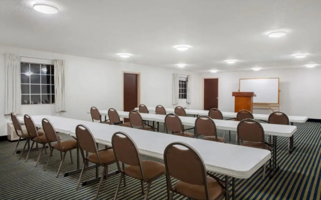 Econo Lodge Inn & Suites