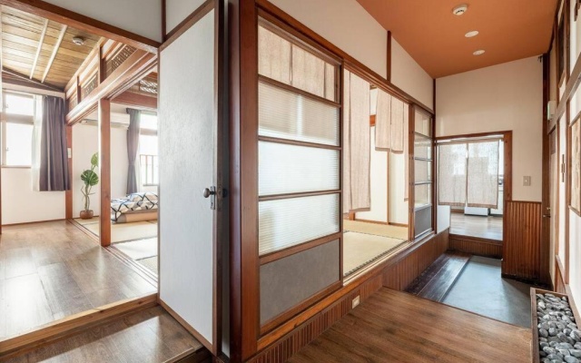 2フロア貸切最大15名 国際通り徒歩1分 駐車場1台無料 Paradise inn 安里 – Guest Rooms – Naha