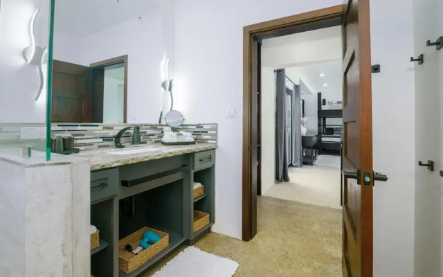 Spacious 4-bed Villa in Placencia Village w Pool