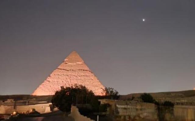 The Gate Hotel Front Pyramids & Sphinx View