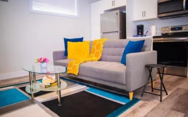 Air & Road Travelers' Perfect Spot! + Full Kitchen