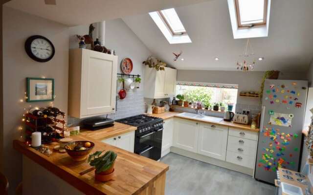 Charming Victorian 3 Bedroom House With Large Garden
