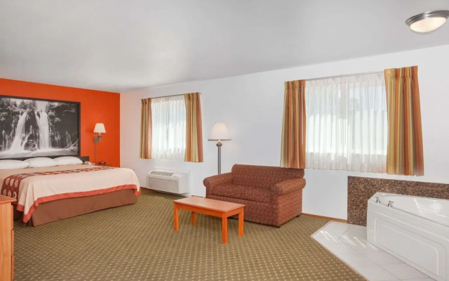 Super 8 Cloverdale