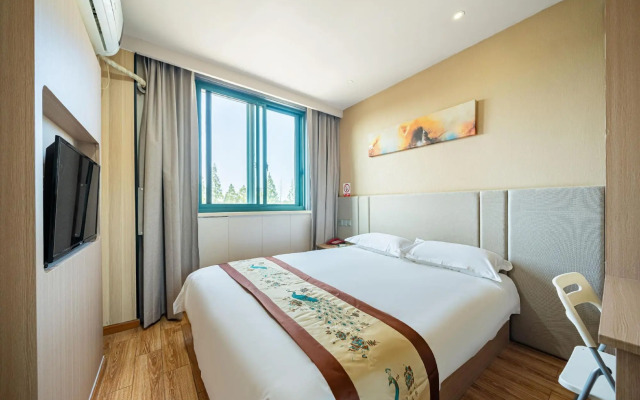 Orangewood Hotel (Shanghai Pengpu Xincun Subway Station)