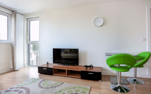 Greenwich Two Bed Flat, with Pool &Parking