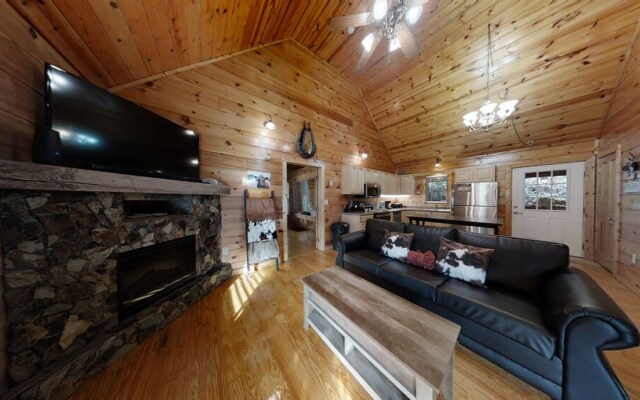 Pleasant Hollow 2 Bedroom Cabin by Redawning