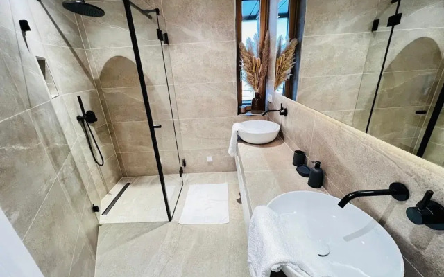 Beautiful one bedroom w balcony&parking