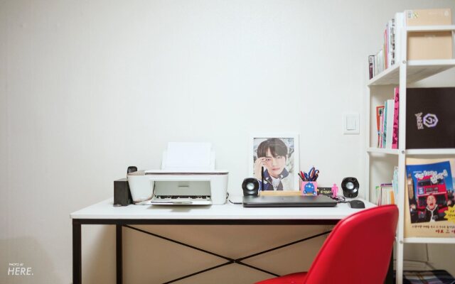 Kpopstarz Guesthouse - Women Only