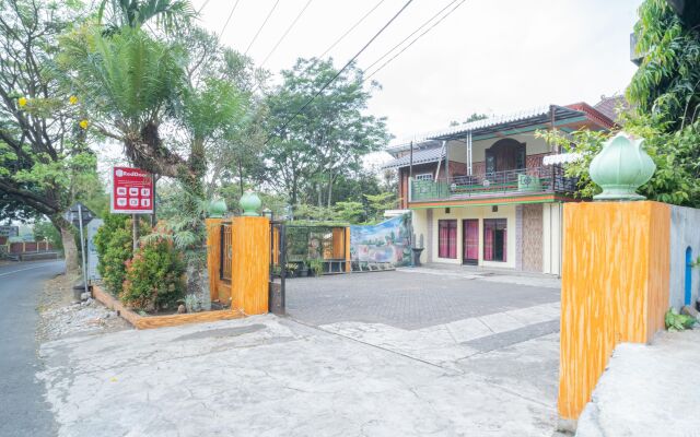 RedDoorz Syariah near Predator Fun Park Batu 2