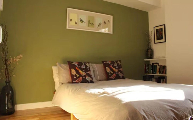 2-bed Seaside Apartment - Sleeps 5 & Free Parking