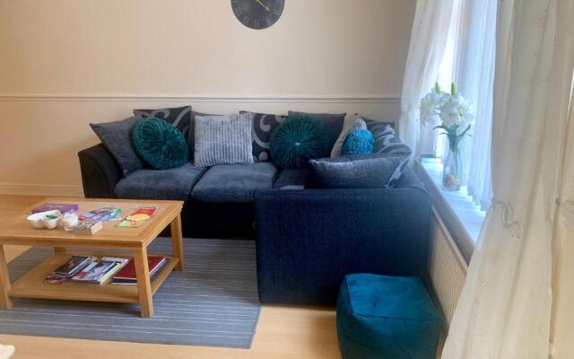 Be My Guest Liverpool - Ground Floor Apartment with Parking