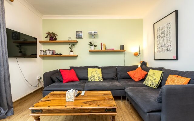 NEW Sleek & Colourful 2 Bedroom Flat Forest Hill