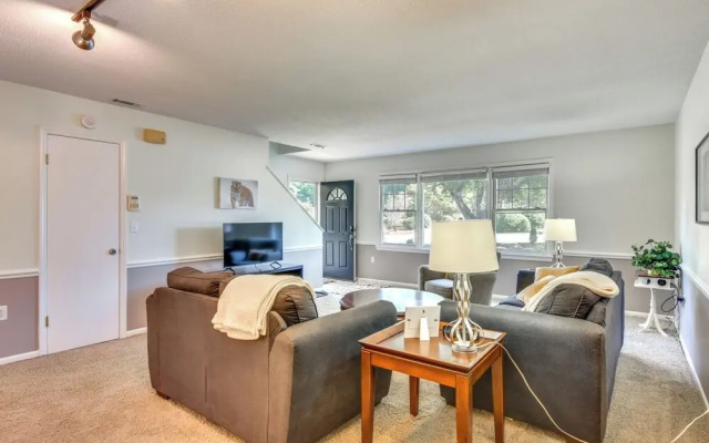 Seneca Escape w/ Screened Patio: Near Lakes!