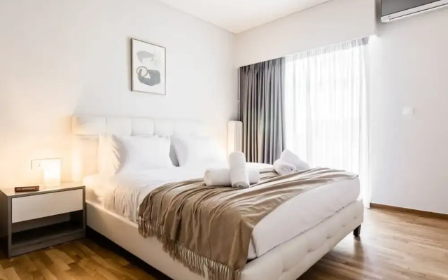 Spacious and Sunlit Seaside Flat