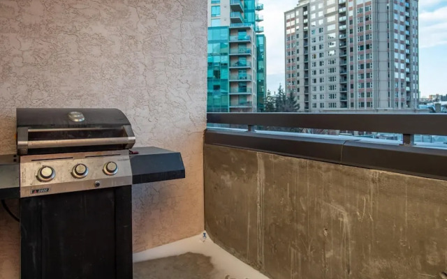 Cozy and Central DT Home w Gym Coffee Parking BBQ