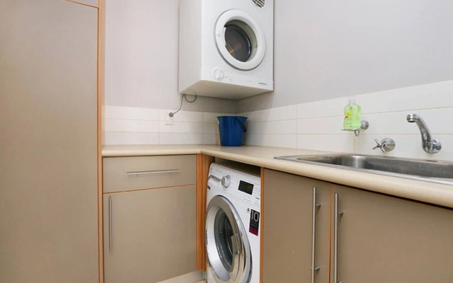 Sophisticated 2 Bedroom Apartment Close To CBD