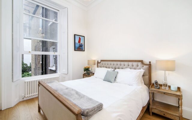 Luxurious 1BR Period Property in Kensington
