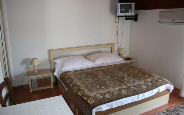 Sandy beach - afordable with parking - A3-17(4)