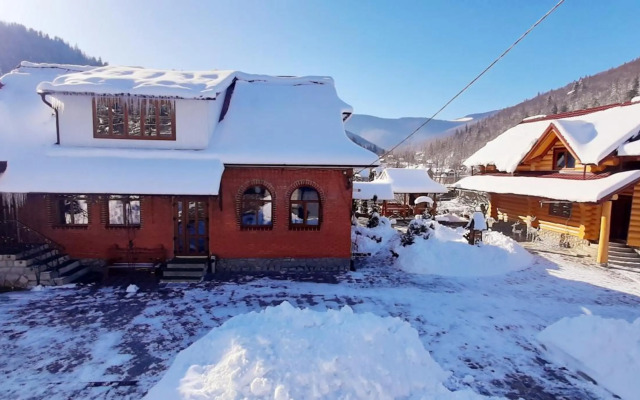 "Обійми гір"Котеджі