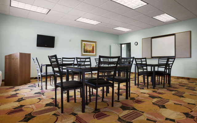 Days Inn & Suites by Wyndham Columbus NE