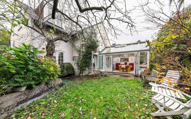 Hampstead Courtyard Escape