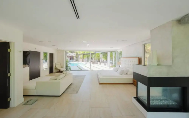 Zen Estate - Luxurious 5BR Beverly Hills Sanctuary With Pool & Canyon Views