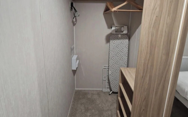 Family Caravan - Sleeps 6 - Pet Friendly - Parking