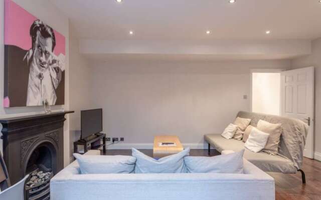 Stylish 2 Bedroom Flat With Large Garden
