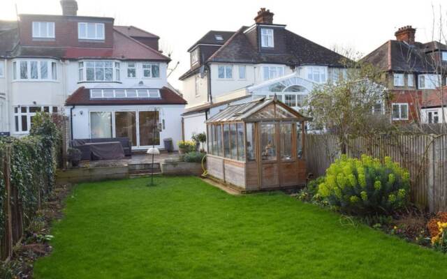 Stunning And Spacious 3 Bedroom House With Garden