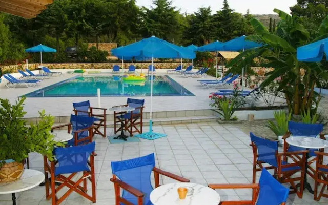 Bluewhite Studio - Mountain View by the Pool