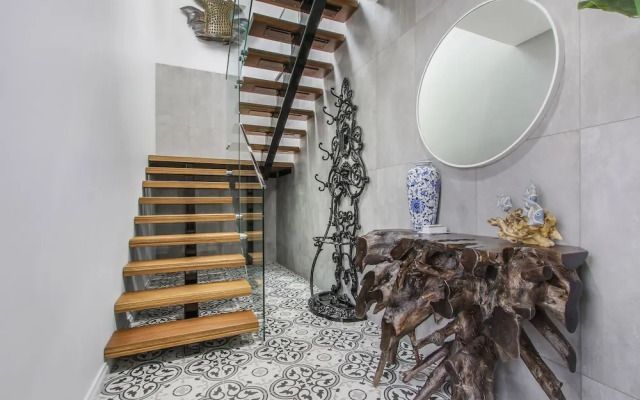 The Apartment, Metung