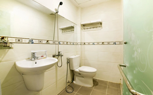 OYO 471 White 1 Hotel