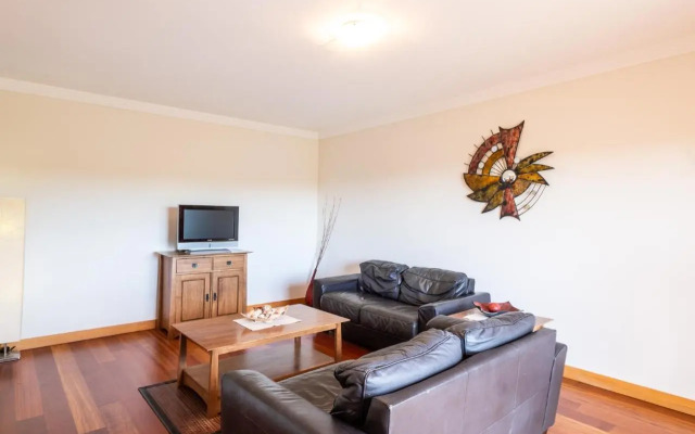 #069 Stunning Flat Near New Town w Pool View