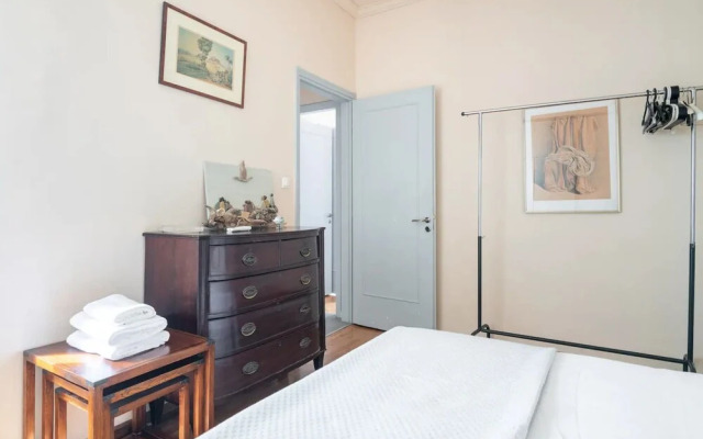 Neoclassical Athenian 2-bed Apt Balcony