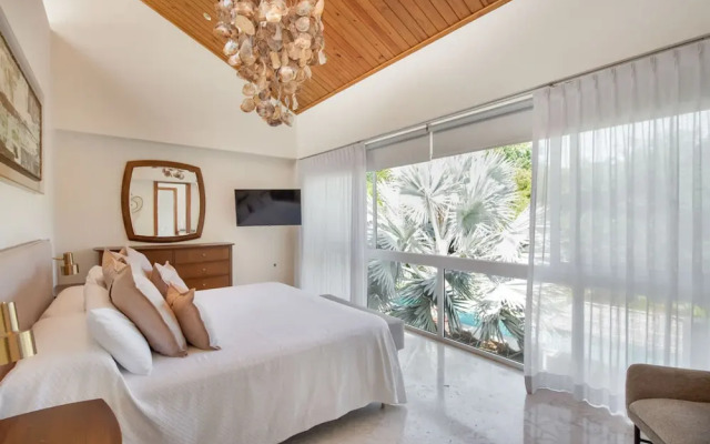 Modern Luxury 6 BR Tropical Retreat With Pool