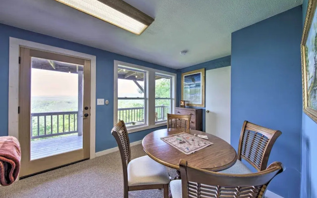 Treetop Hideout w/ Long-range Mountain Views!