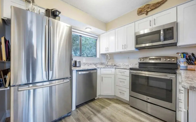 Treetop Beach Condo Sleeps 7!