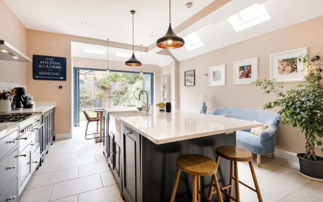 Spectacular Shepherds Bush Home Close to Westfield