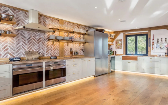 Stunning Lakeside Country Retreat near Cirencester