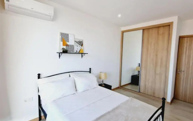 Apartamento encantador com piscina e vista mar