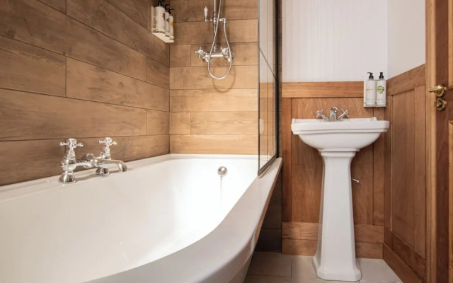 The Old Farmhouse Pub & Rooms