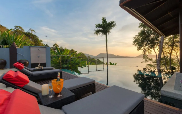 Spectacular Seaview Pool Villa Kalim 6