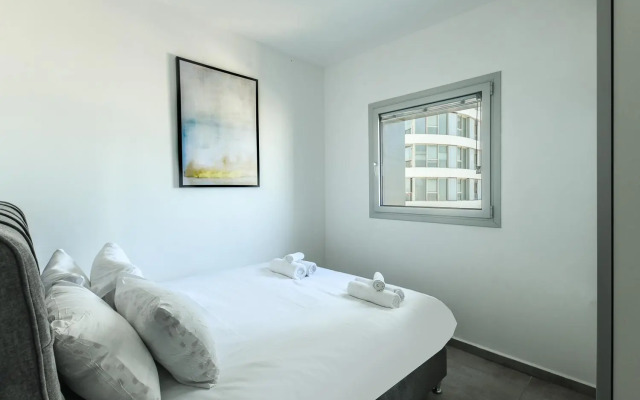 High-rise 3 bedroom Apartment with Balcony