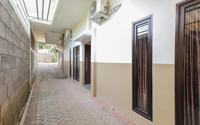 RedDoorz Syariah near Green Park Jatiwarna