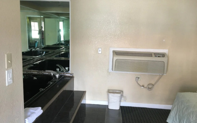 Chisholms Motor Inn