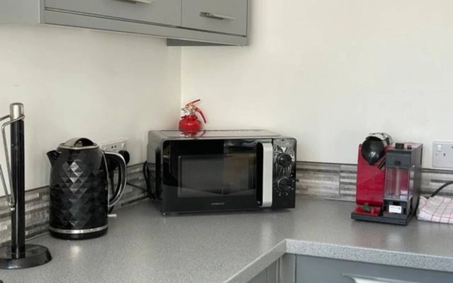 2br-sleeps5-privategarden-freeparking-pets