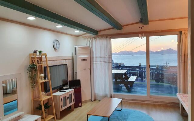 Namhae Gooreum Yeolmae Pension